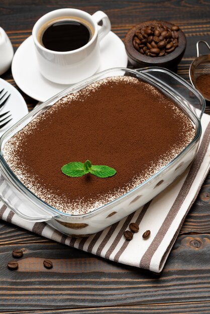 Dessert tradizionale tiramisù in teglia di vetro