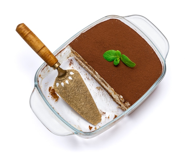 Dessert tradizionale tiramisù in teglia di vetro