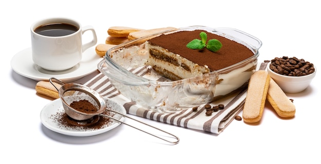 Dessert tradizionale tiramisù in teglia di vetro