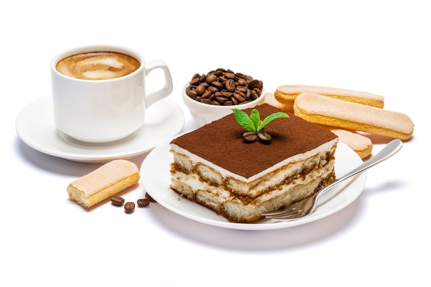 Dessert tradizionale tiramisù su un piatto di ceramica