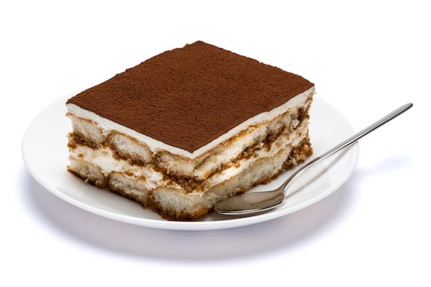 Dessert tradizionale tiramisù su un piatto di ceramica