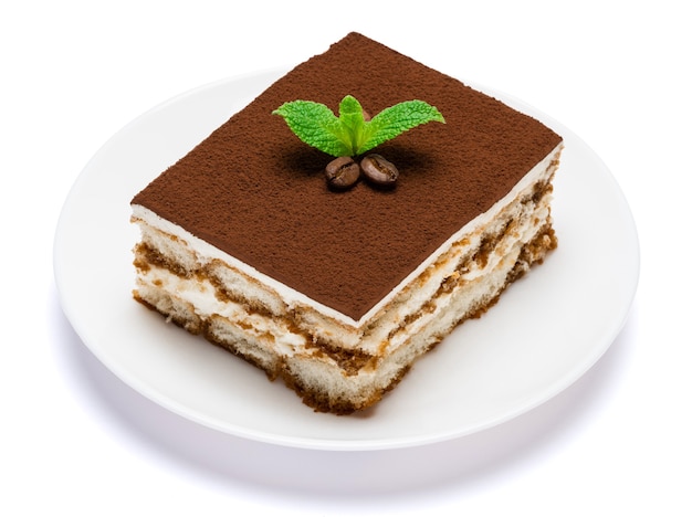 Dessert tradizionale tiramisù su un piatto di ceramica