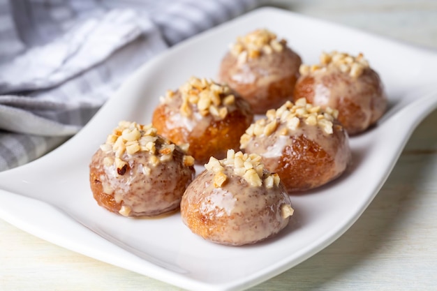 Dessert turco delizioso tradizionale; Tahini e nocciole su dessert Kemalpasa