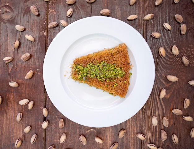 Dessert turco Kadayif con polvere di pistacchio
