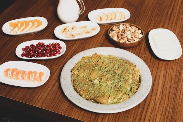 Dessert turco kunefe kunafa kadayif con polvere di pistacchio e formaggio caldo mangiato un dolce