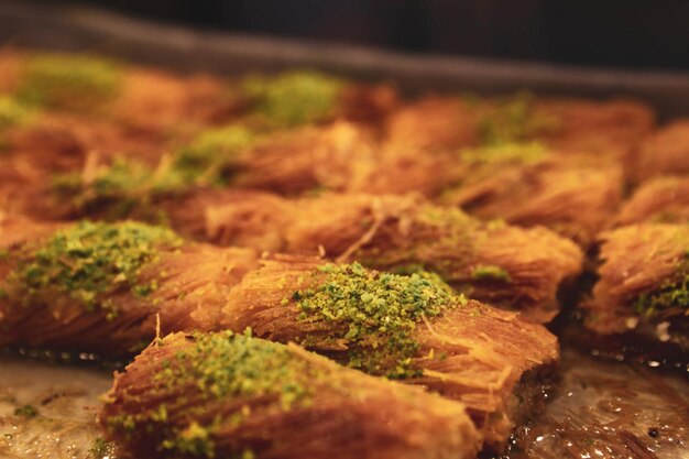 Dessert turco kunefe kunafa kadayif con polvere di pistacchio e formaggio caldo mangiato un dolce