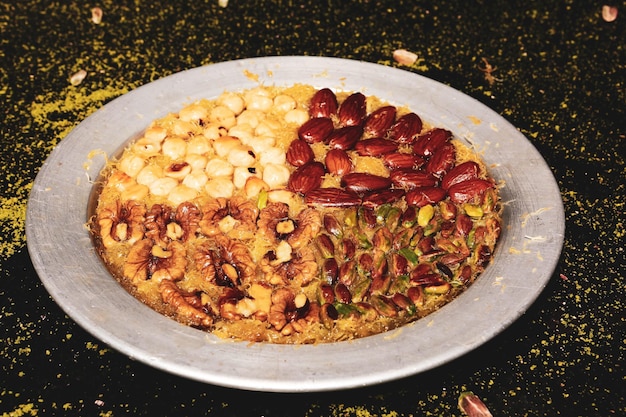 Dessert turco kunefe kunafa kadayif con polvere di pistacchio e formaggio caldo mangiato un dolce