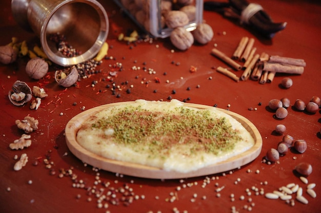 Dessert turco kunefe kunafa kadayif con polvere di pistacchio e formaggio caldo mangiato un dolce