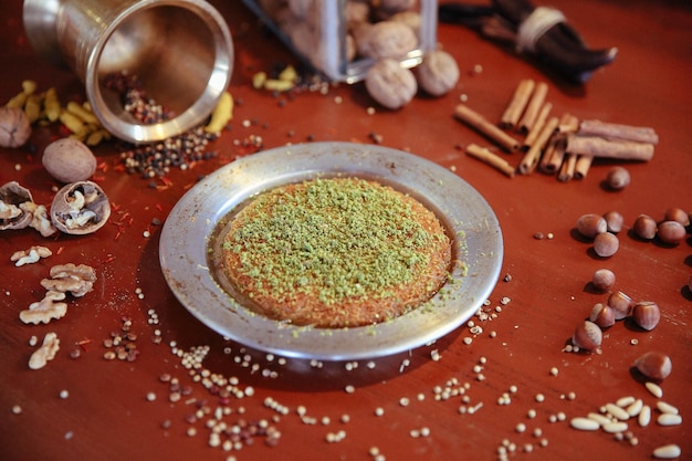 Dessert turco kunefe kunafa kadayif con polvere di pistacchio e formaggio caldo mangiato un dolce