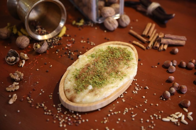 Dessert turco kunefe, kunafa, kadayif con polvere di pistacchio e formaggio caldo mangiato un dolce