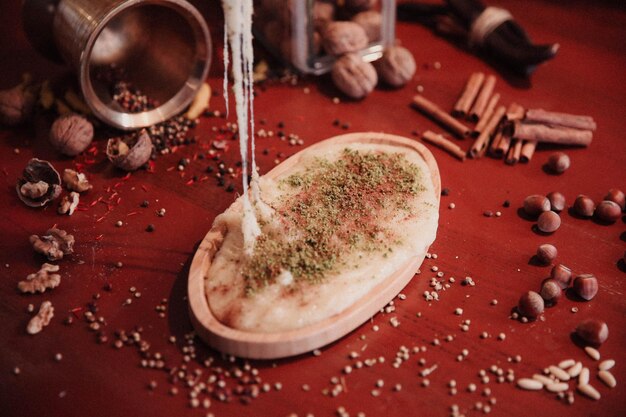 Dessert turco kunefe kunafa kadayif con polvere di pistacchio e formaggio caldo mangiato un dolce