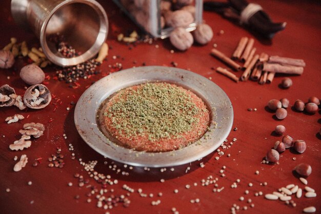 Dessert turco kunefe kunafa kadayif con polvere di pistacchio e formaggio caldo mangiato un dolce