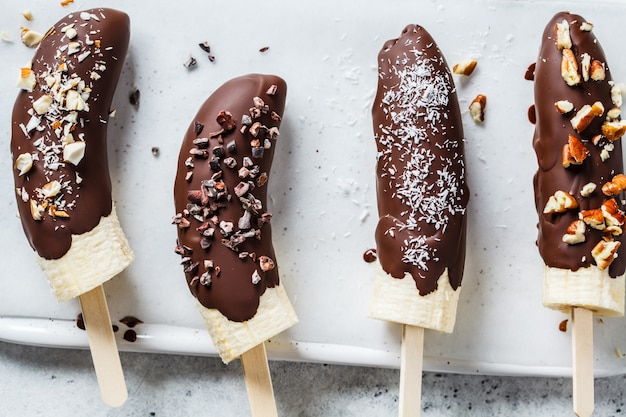 Dessert vegano per bambini. Banana al cioccolato fondente con noci.