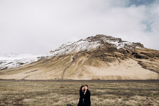 Destinazione islanda matrimonio sposi su uno sfondo di montagne innevate la sposa e lo sposo in