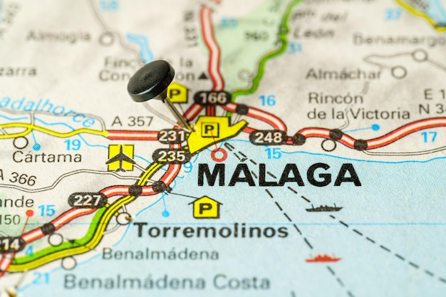 Destinazione turistica di Malaga con un perno su una mappa foto macro