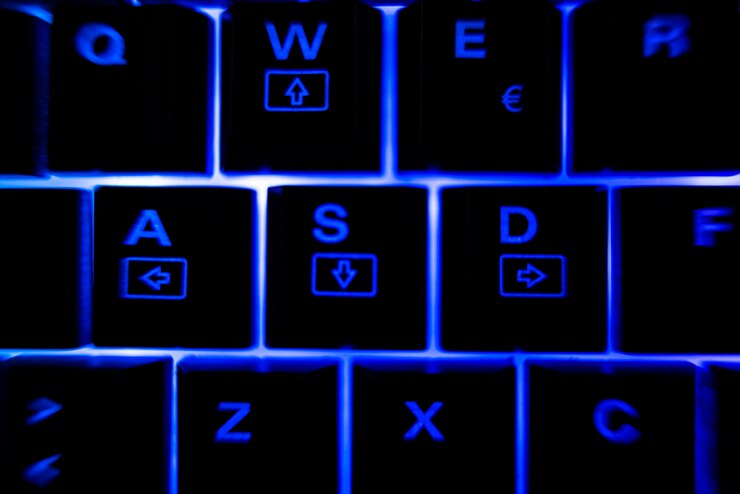 Photo detail keyboard dengan lampu latar yang menyala dalam gelap