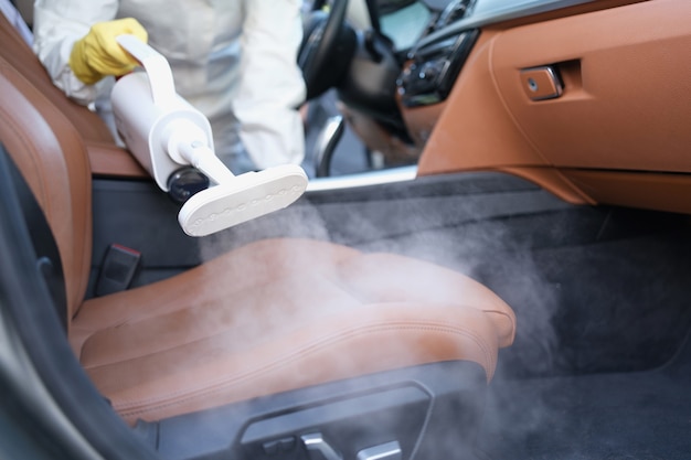 Detergente disinfettante per interni auto con primo piano a vapore