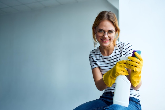 Detergente per il servizio di rendering di lavoro per la cura degli interni della donna delle pulizie a casa