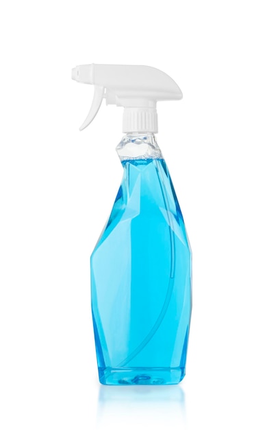 Detergente per vetri in bottiglia di plastica con spray isolato su sfondo bianco