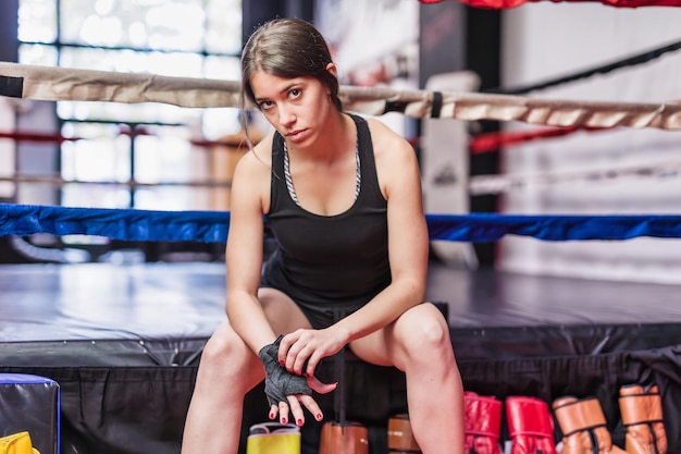 Determinazione a uno stile di vita sano e motivazione per le arti marziali autodifesa MMA o Kickboxing Donna che indossa attrezzature di protezione