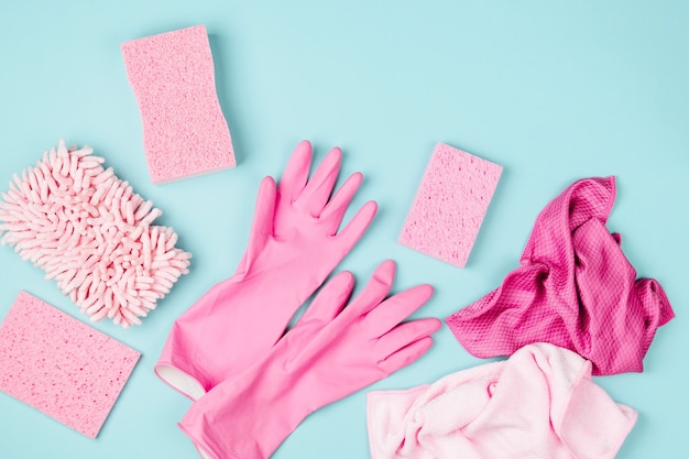 Detersivi e accessori per la pulizia in colore rosa. Concetto di servizio di pulizia. Lay piatto, vista dall'alto.