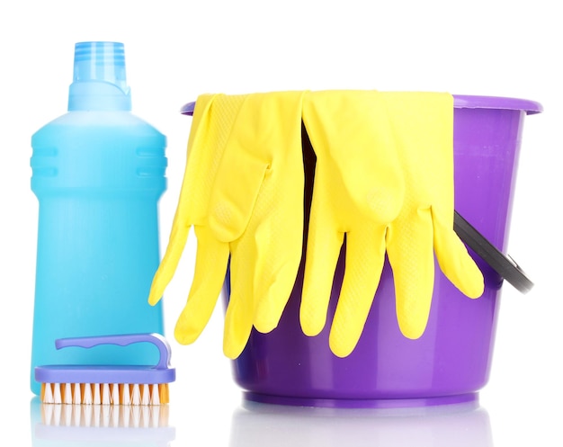 Detersivo e secchio con guanti isolati su bianco