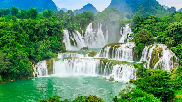Detian Falls in Guangxi, in Cina e Banyue Falls in Vietnam