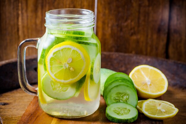 Detox acqua con limone, cetriolo