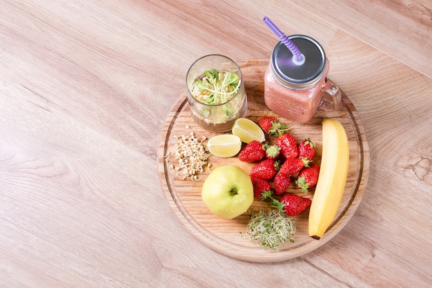 Detox cleanse drink, frutta e frullato di frutti di bosco ingredienti