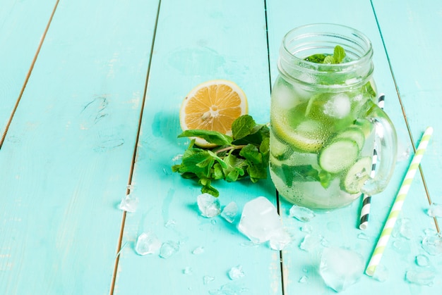 Detox cocktail di menta, cetriolo e limone