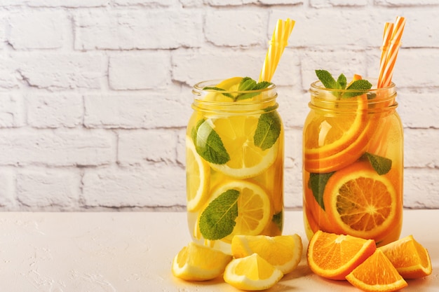 Detox frutta infusa acqua in bicchieri