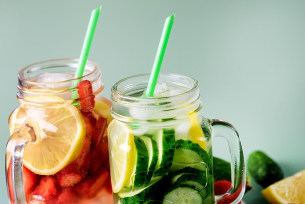 Detox frutta infusa acqua rinfrescante estate cocktail fatti in casa bevanda sana sfondo verde