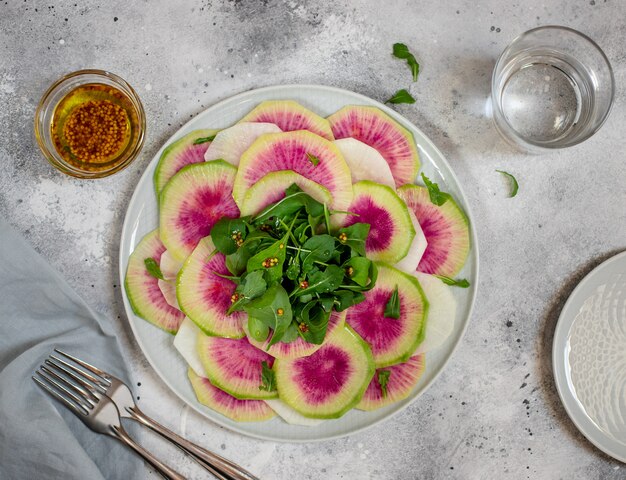 Detox insalata di anguria ravanello e rucola in un piatto. Cibo sano fatto in casa.