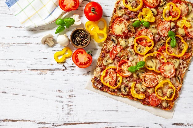 DetroitStyle Pizza Grande pizza ai peperoni rettangolare con pomodori, salame e formaggio Vista dall'alto