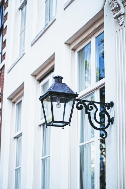 Dettagli architettonici di un edificio sulla strada principale del centro cittadino di Amsterdam nei Paesi Bassi