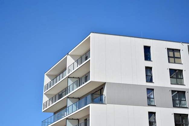 Dettagli architettonici di un moderno condominio Moderno appartamento residenziale europeo