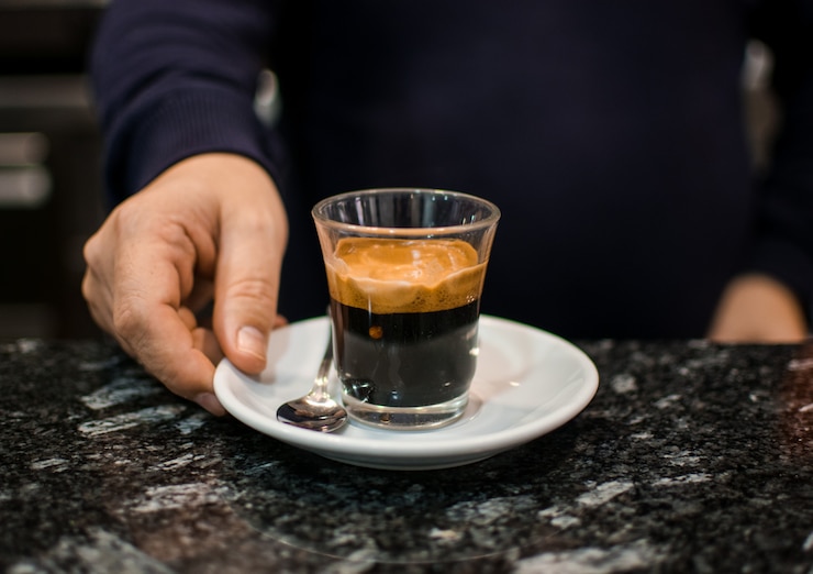 Foto dettagli barista e barista nella caffetteria.