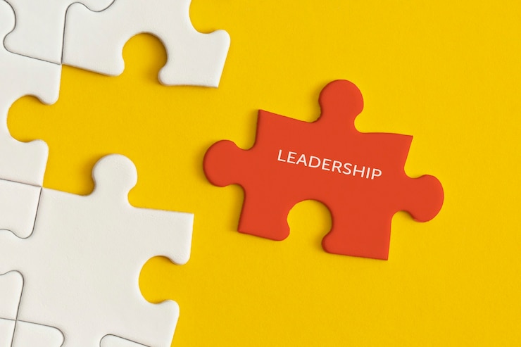Foto dettagli bianchi del puzzle su sfondo giallo. strategia aziendale, lavoro di squadra, leadership.