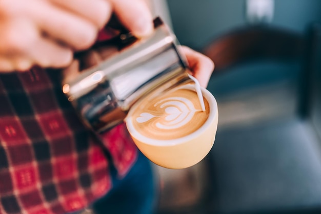 Dettagli del barista closeup caffè latte art nella caffetteria