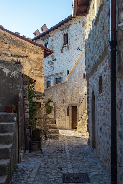 Dettagli del borgo medievale di Santo Stefano di Sessanio, edifici storici in pietra, antico vicolo, architettura in pietra della città vecchia. Abruzzo, Italia.