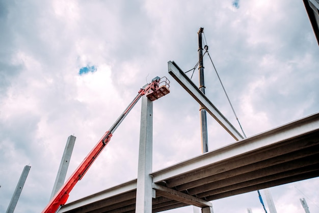 Dettagli del cantiere con gru che solleva la struttura prefabbricata in calcestruzzo