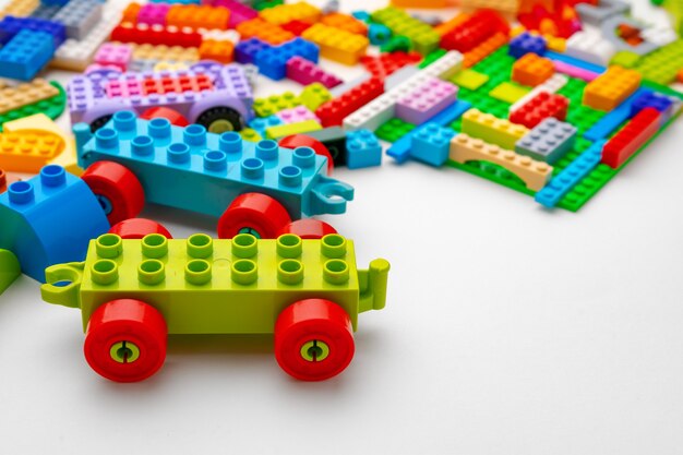 Dettagli del costruttore di plastica per bambini su sfondo bianco