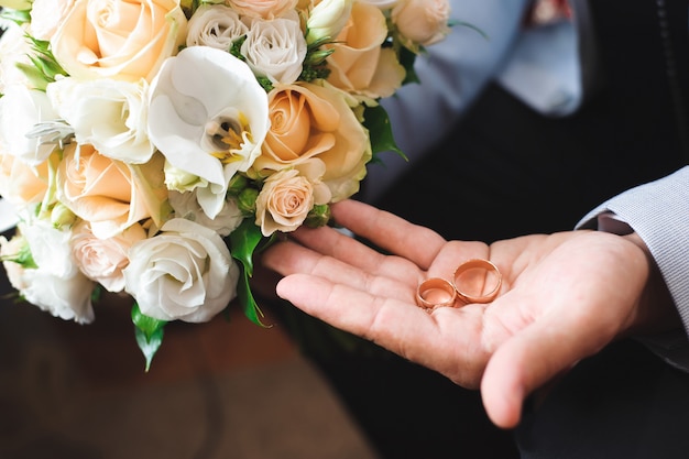 Dettagli del matrimonio - fedi nuziali come simbolo di vita felice