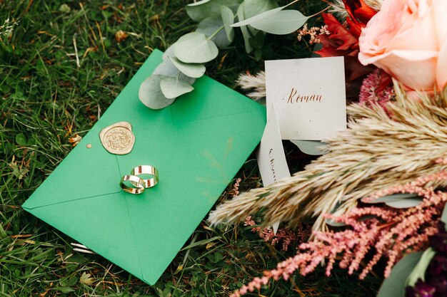 Dettagli del matrimonio laici piatta Invito a nozze Scatola ad anello Bouquet da sposa Mock up Busta Copia spazio