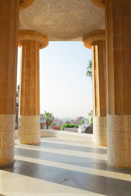 Dettagli del parco Guell alla soleggiata giornata estiva, Barcellona, Spagna