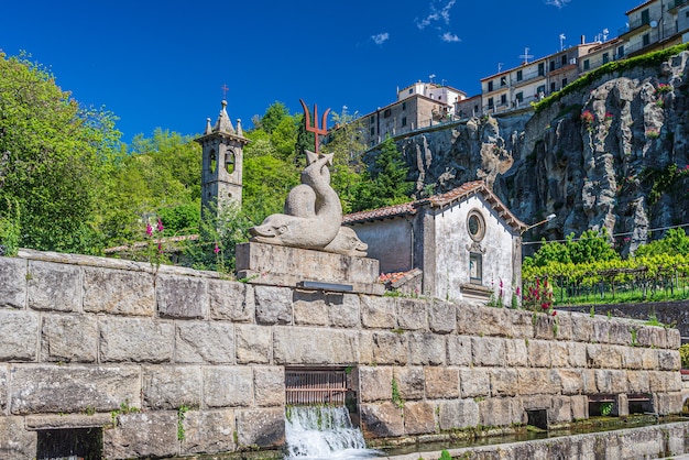 Dettagli del villaggio medievale italiano, chiesa storica in pietra e abbazia, architettura degli edifici in pietra della città vecchia. Santa Fiora, Toscana, Italia.