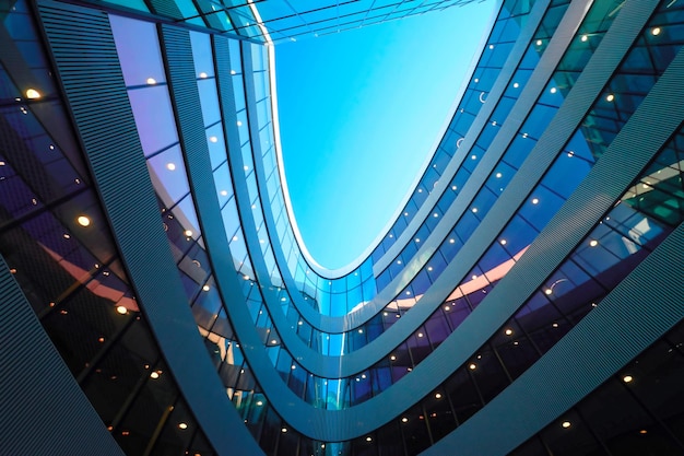Dettagli dell'architettura futuristica del moderno grattacielo in acciaio e vetro che riflette il cielo blu