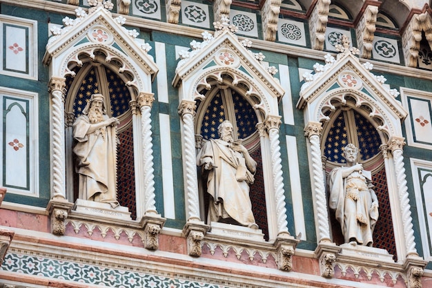 Dettagli della facciata del Duomo di Firenze Toscana Italia