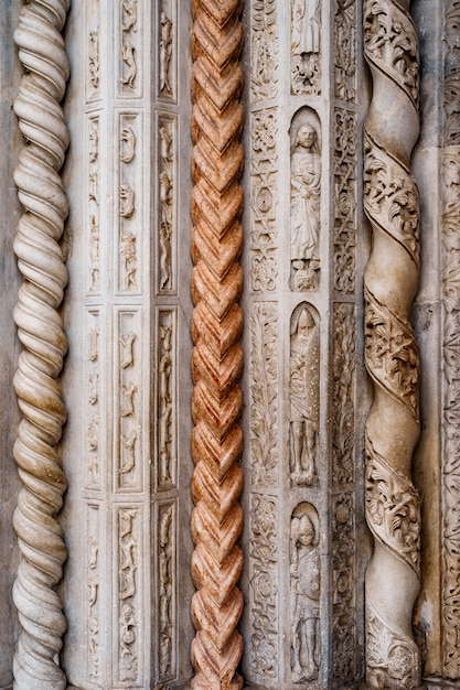 Dettagli della porta delle colonne della basilica di santa maria maggiore bergamo italia