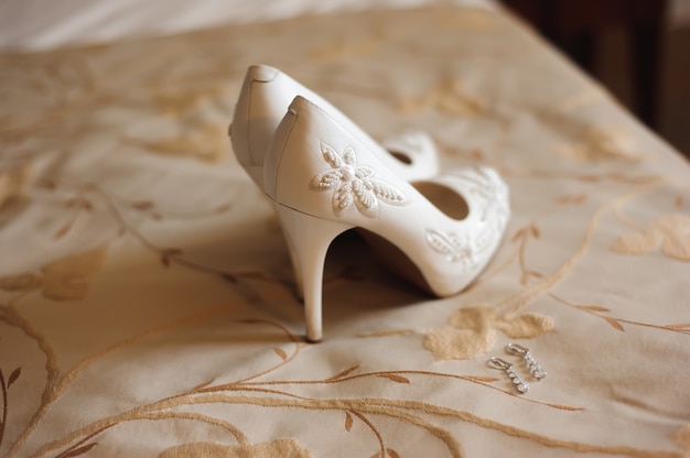 Dettagli di nozze della sposa - scarpe di nozze come backgrond